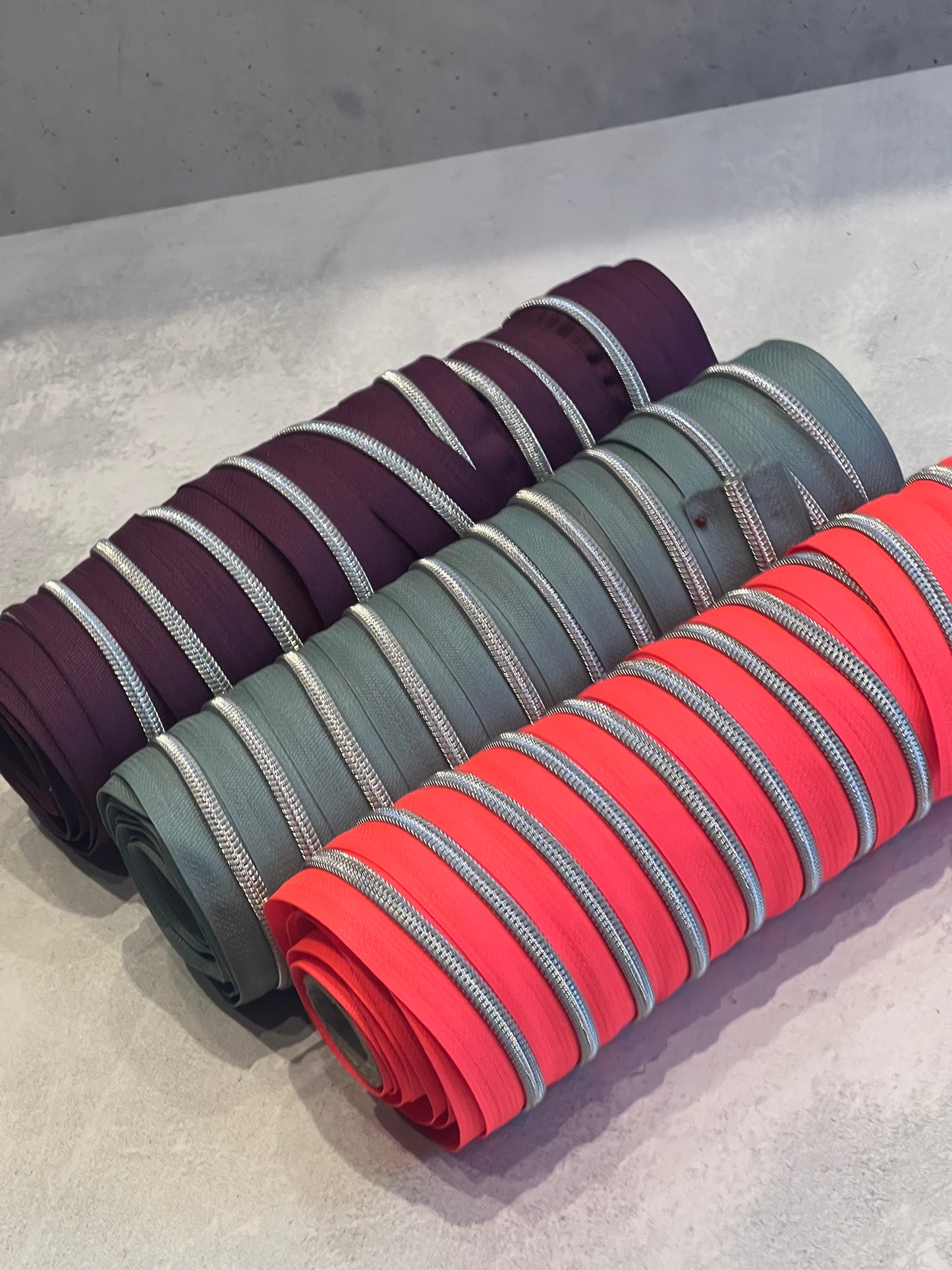Endlos Reißverschluss P10 metalisiert aubergine inkl.2 Schiebern
