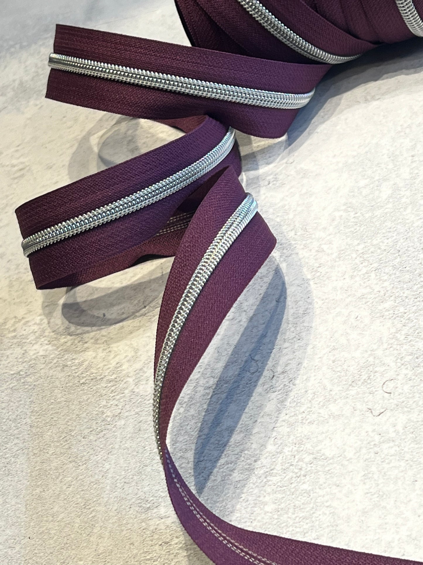 Endlos Reißverschluss P10 metalisiert aubergine inkl.2 Schiebern