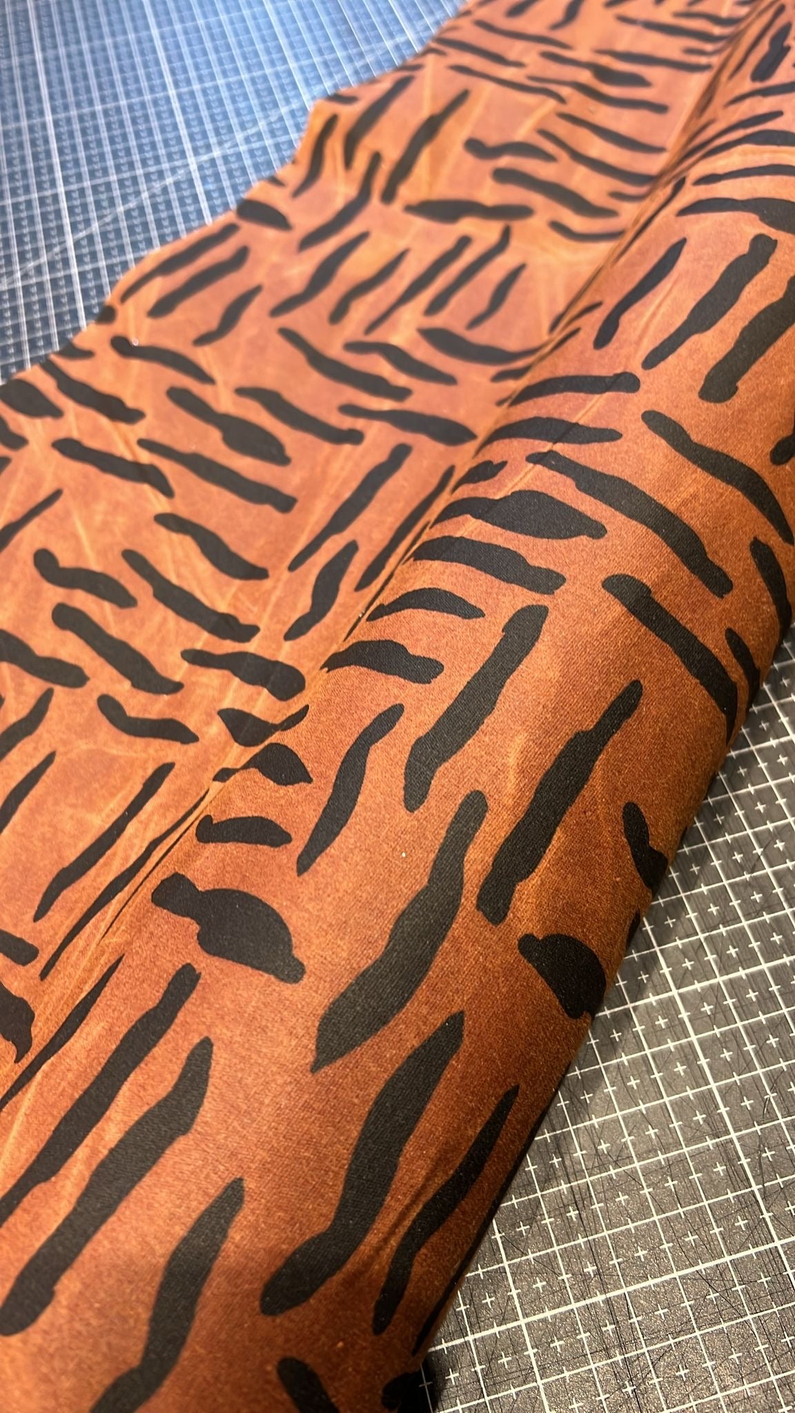 Oilskin gewachste Baumwolle Abstrakt rostbraun schwarz