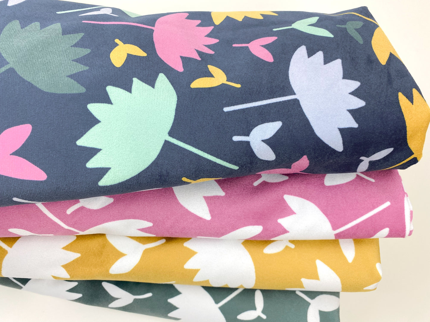 Samt  Velvet Flowers  by Emjo Design bunt