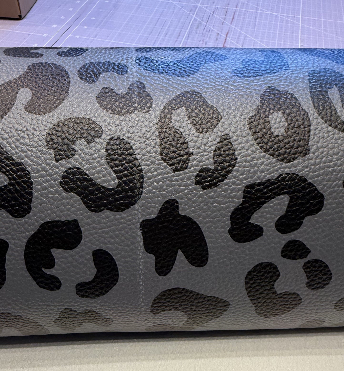 Kunstleder Happy Leo by Cherry Picking grau schwarz B-WARE