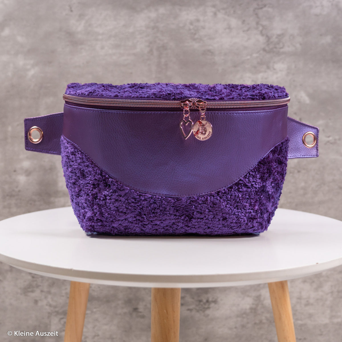 BALD ERHÄLTLICH - Kunstleder Rex metallic petunia lila