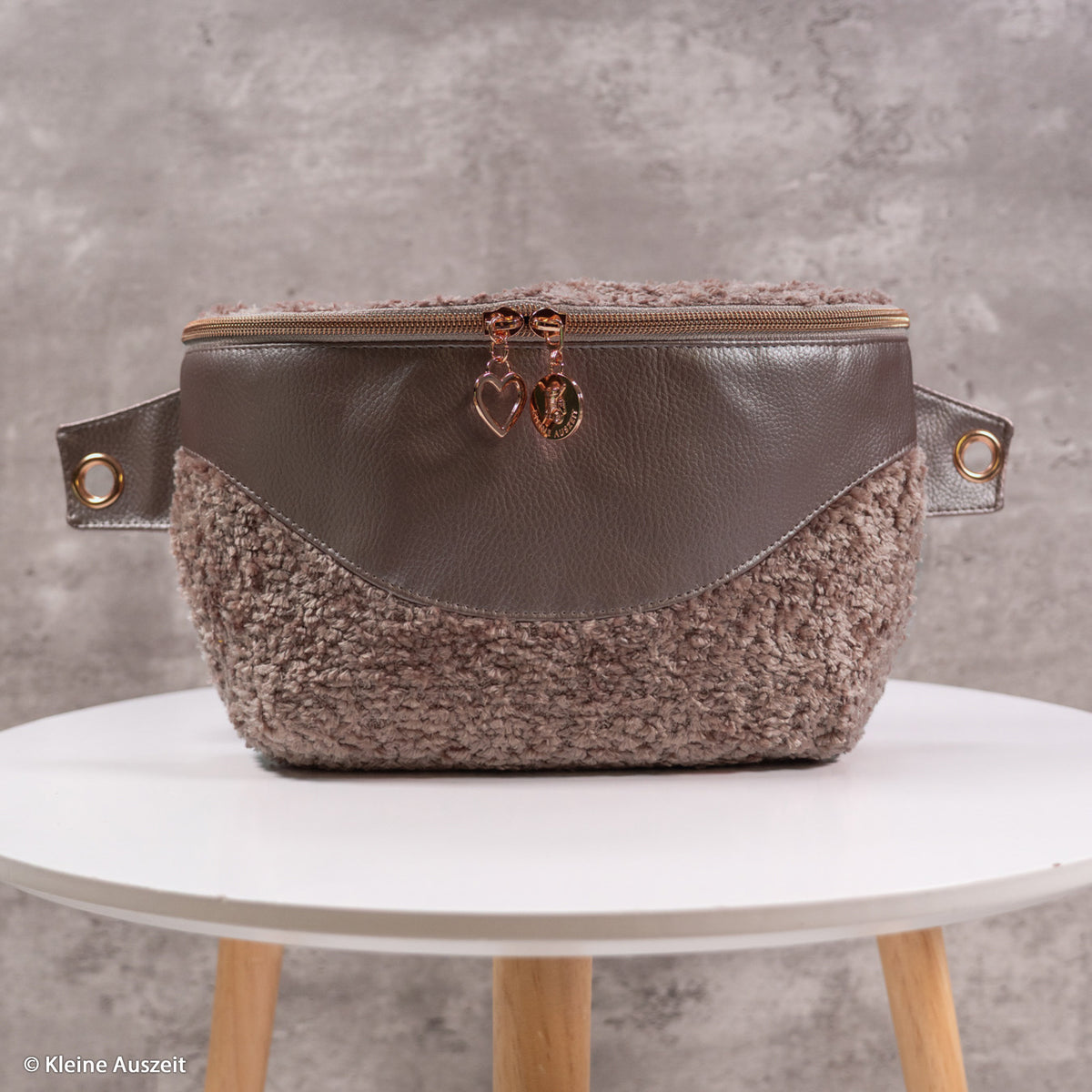 BALD ERHÄLTLICH - Kunstleder Rex metallic peppercorn braun