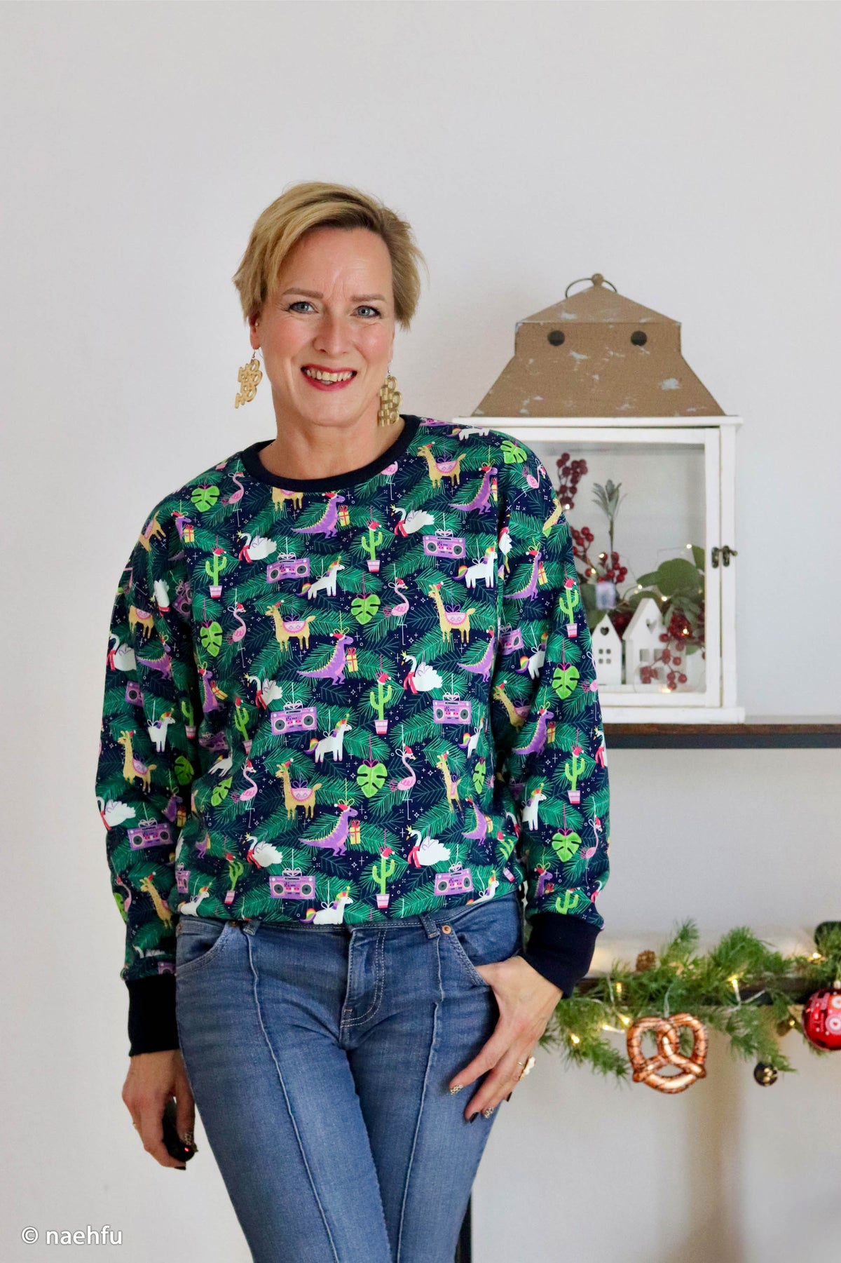 BALD ERHÄLTLICH - Sweat Weihnachten Holly Dino Einhorn